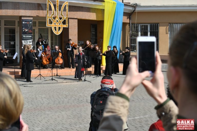Під франківською ратушею митці просили закрити небо України від російських загарбників (ФОТО, ВІДЕО)