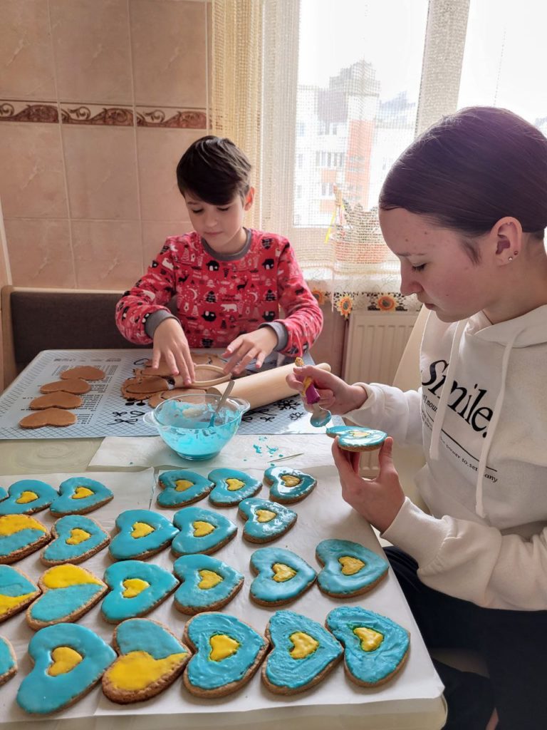 Прикарпатські енергетики разом з дітьми печуть для захисників патріотичні пряники (ФОТО)