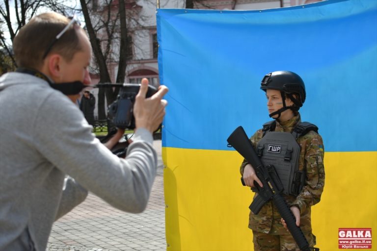 Патріотичні фото для перемоги: у Франківську на акції збирають кошти для воїнів на тепловізор (ФОТО)
