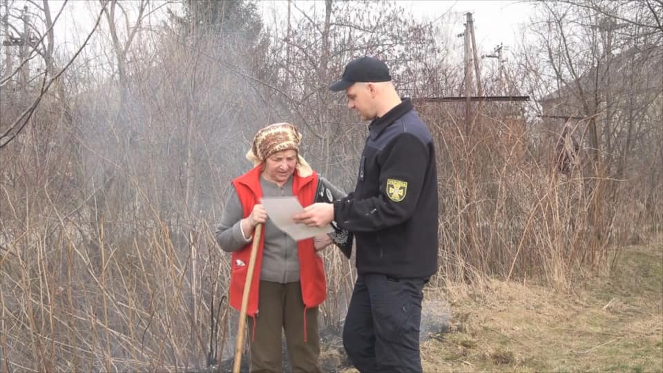 Франківський рятувальник перерахував ЗСУ 10 000 гривень, які отримав за відео з палійкою трави (ФОТО)