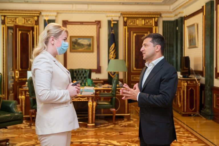 Соцопитування: франківці найбільше підтримують дії Зеленського, найменше — Онищук