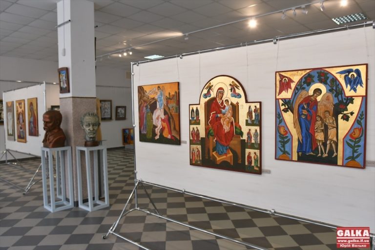 У Франківську показали ікони, з якими студенти отримали дипломи (ФОТО)