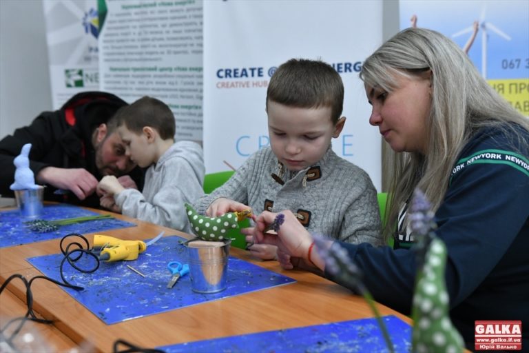 У “Новій енергії” діток-переселенців вчили робити Великодні композиції (ФОТО)