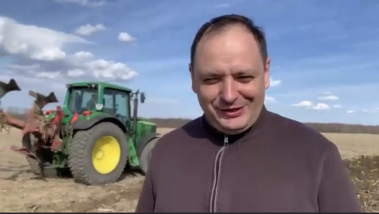 Мер Франківська зняв відео на комунальному полі, каже в Тисменичанах планують засадити 34 га сої