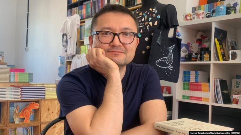 Український письменник Дорж Бату привіз з Америки допомогу для коломийської “десятки”