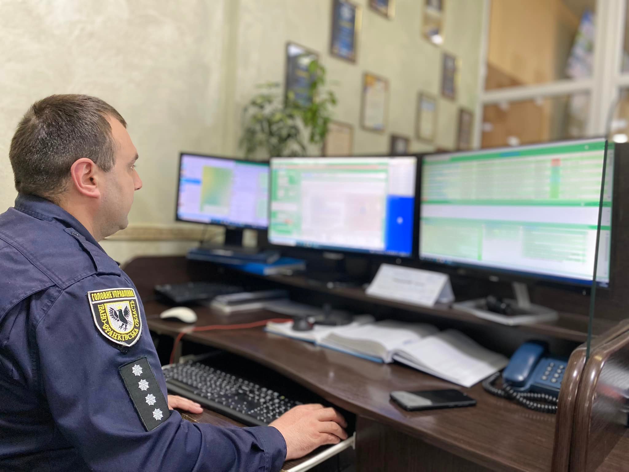 Підозрілі особи, дрони, безвісти зниклі: від початку війни люди звернулися до прикарпатських поліціянтів майже 60 тисяч разів
