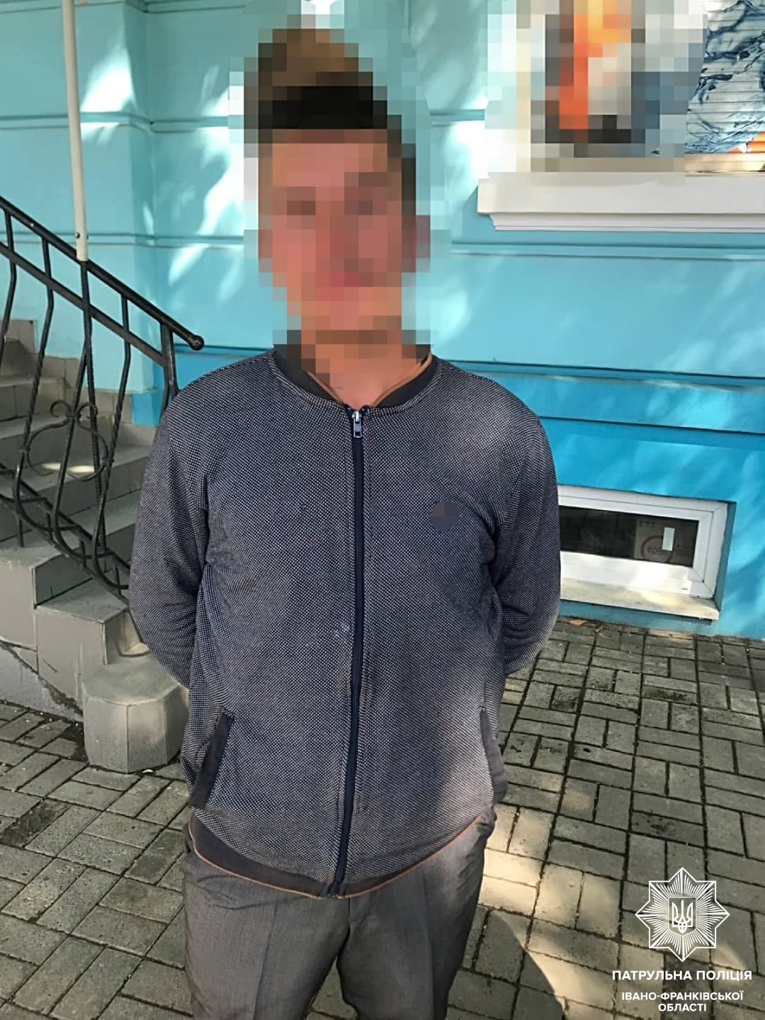 Нетверезим палив на вокзалі: франківські патрульні випадково затримали чоловіка, який був у розшуку (ФОТОФАКТ)