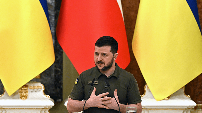 Зеленський відреагував на петицію про скасування заборони чоловікам 18-60 років виїзду з України