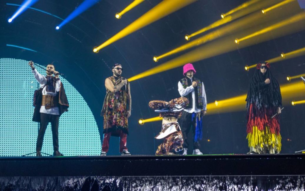 Нові костюми та рожева панамка: Kalush Orchestra провів першу репетицію номера для “Євробачення-2022” в Італії (ФОТО)