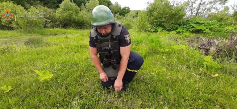 На Прикарпатті піротехніки знищили мінометну міну часів ІІ Світової війни (ФОТО)