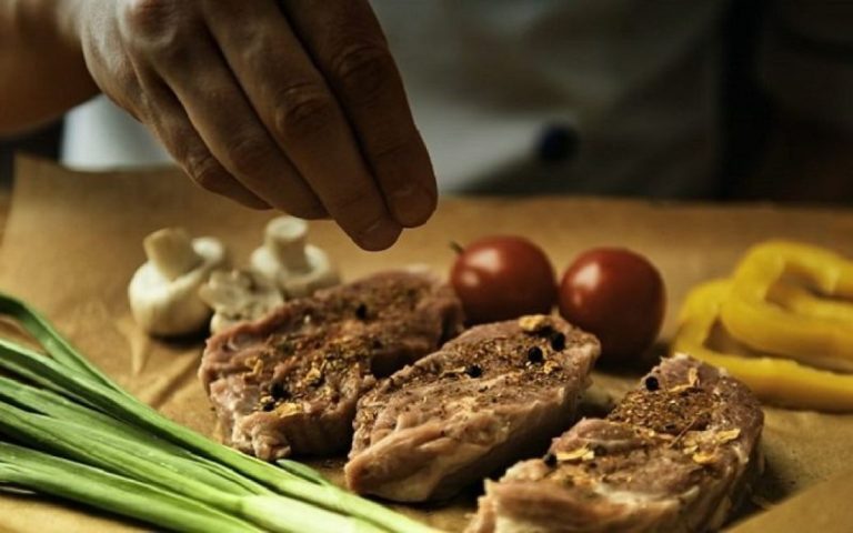 Чим замінити сіль у стравах: 10 замінників, що є на кожній кухні