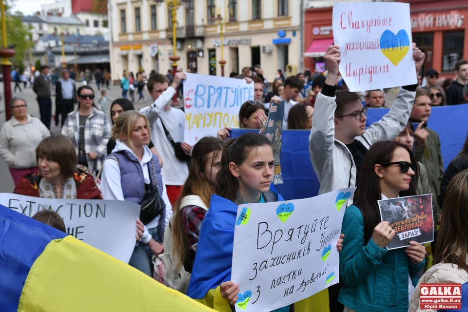 Десятки людей у центрі Франківська звертаються до ООН, аби допомогли врятувати захисників на «Азовсталі» (ФОТО)