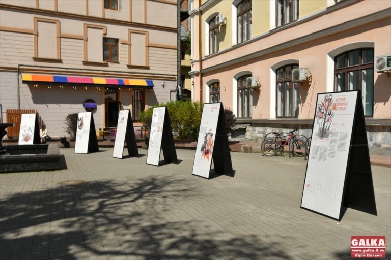 “На зламі”: у центрі Франківська відкрили мандрівну виставку про війну (ФОТО)