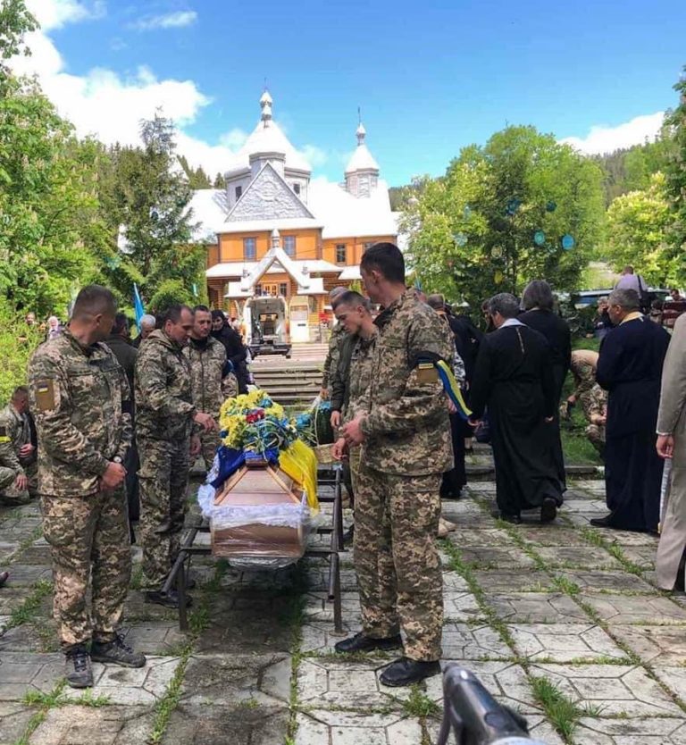 На Верховинщині навколішки зустріли загиблого на війні Героя Юрія Карабчука (ФОТО)