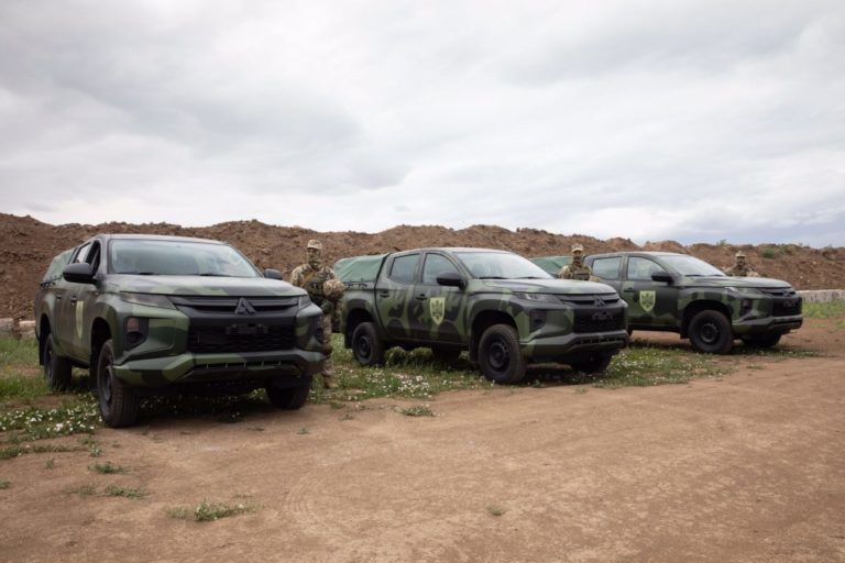 Порошенко привіз нові пікапи артилеристам ВМС на південному фронті (ФОТО)