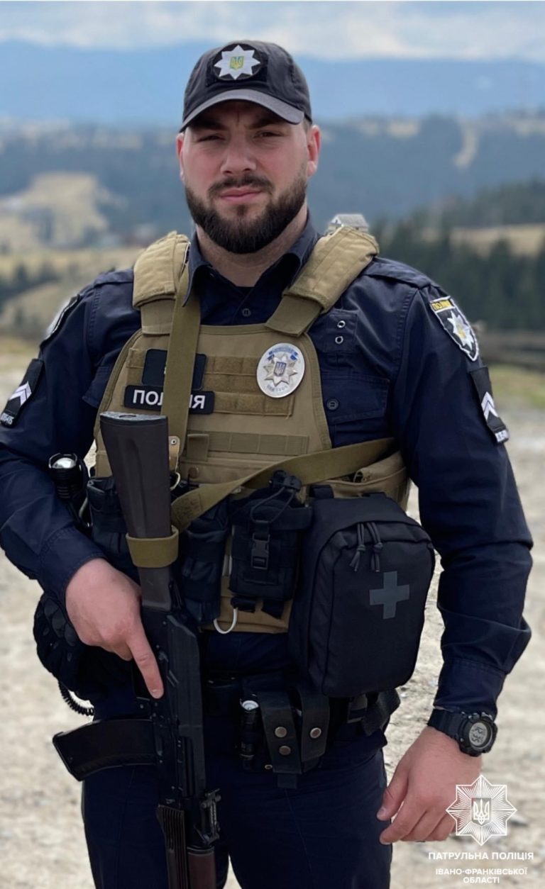 Франківський патрульний допоміг чоловікові, якому стало погано за кермом