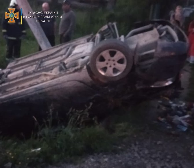 На Прикарпатті перекинувся автомобіль – двох людей госпіталізували (ФОТОФАКТ)
