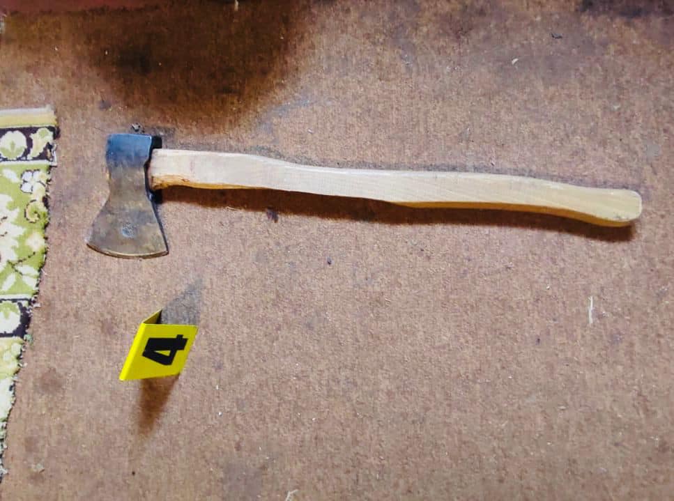 30-річну прикарпатку, яка сокирою вбила батька, взяли під варту