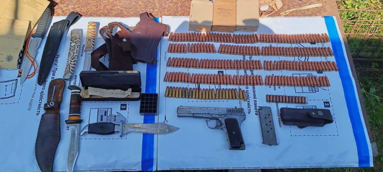 У Франківську поліцейські та СБУ знайшли у росіянина зброю та боєприпаси (ФОТО)