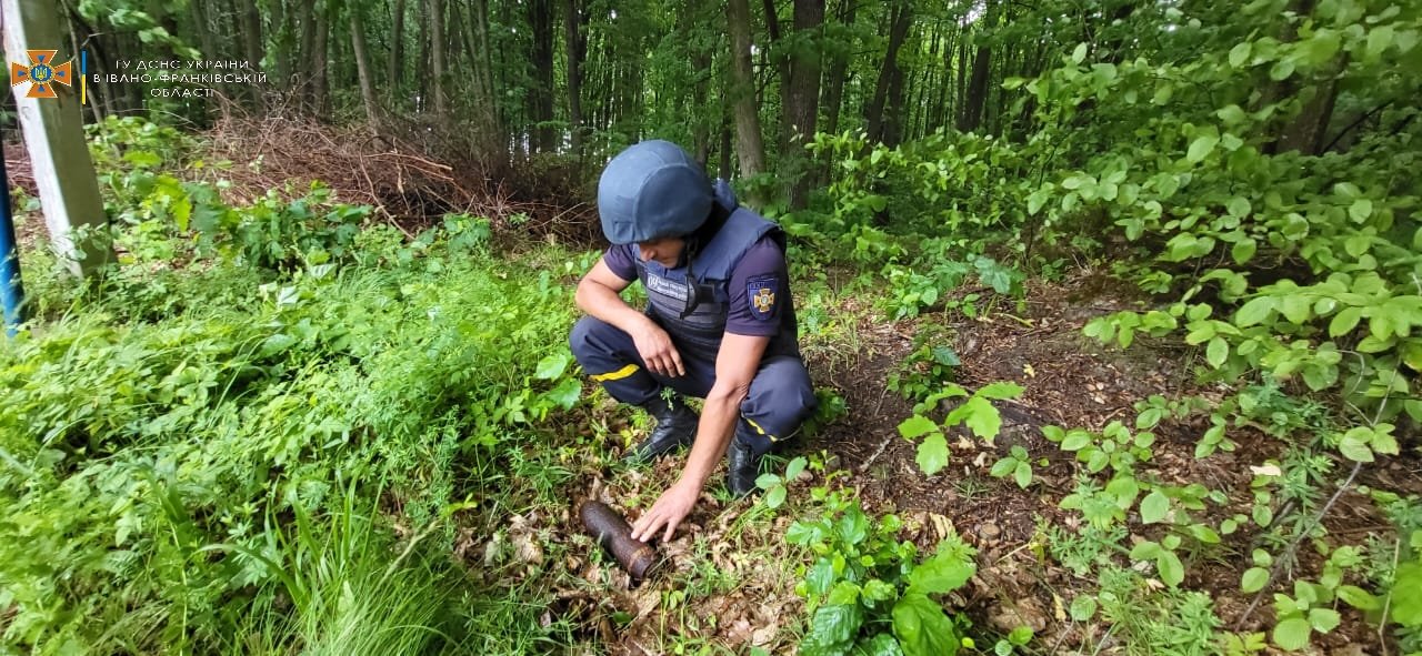 Піротехніки знешкодили артснаряд часів Другої світової, знайдений у Дем’яновому Лазі (ФОТО)