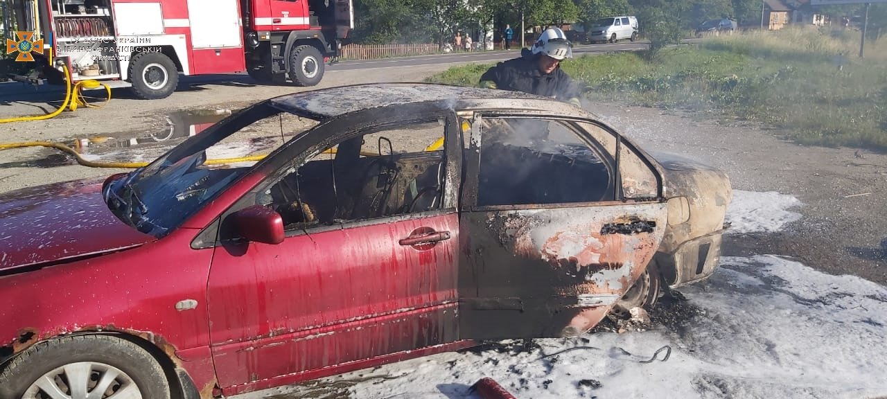 У Делятині горів автомобіль (ФОТОФАКТ)