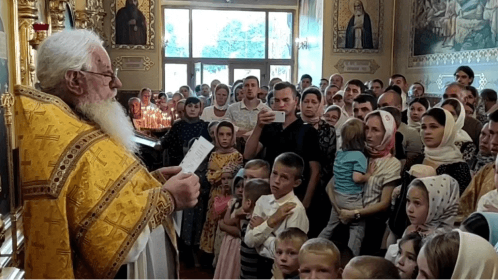 Священники храму на Довженка зібрали підписи парафіян проти переходу до ПЦУ (ФОТО, ВІДЕО)