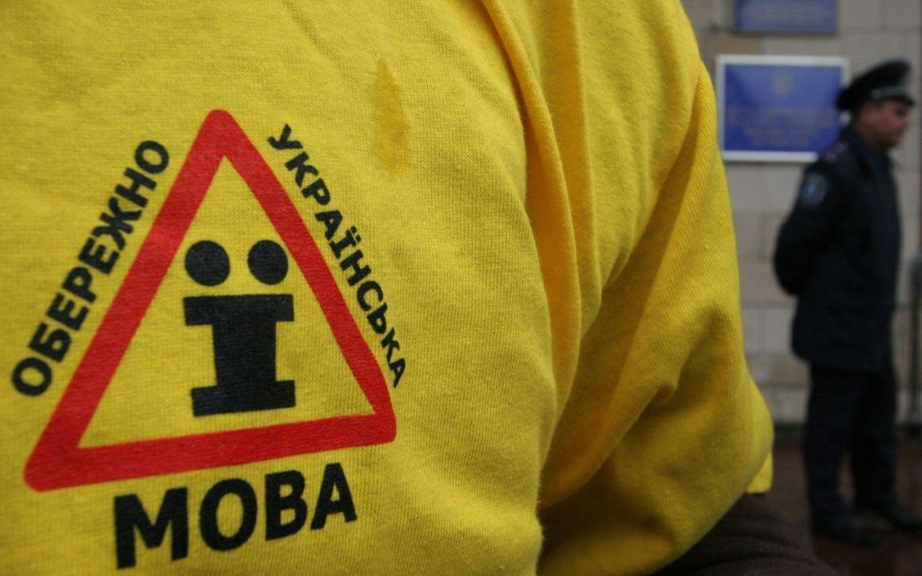 Дистанціюватися від зла: як переселенці на Прикарпатті на українську переходять (ВІДЕО)