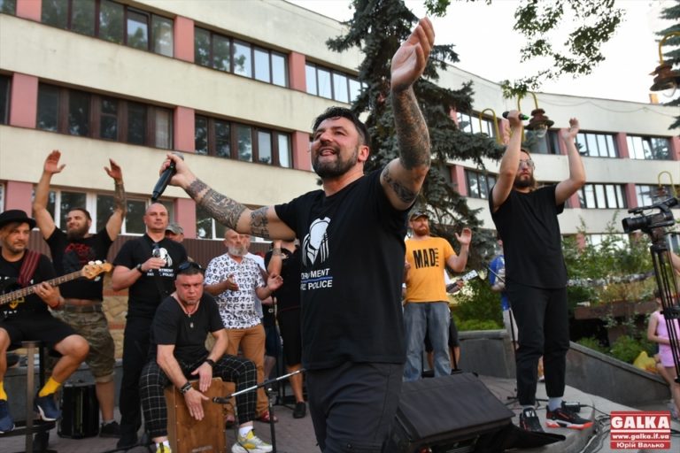 «KOZAK SYSTEM» дав акустичний концерт на Вічевому майдані (ФОТО, ВІДЕО)