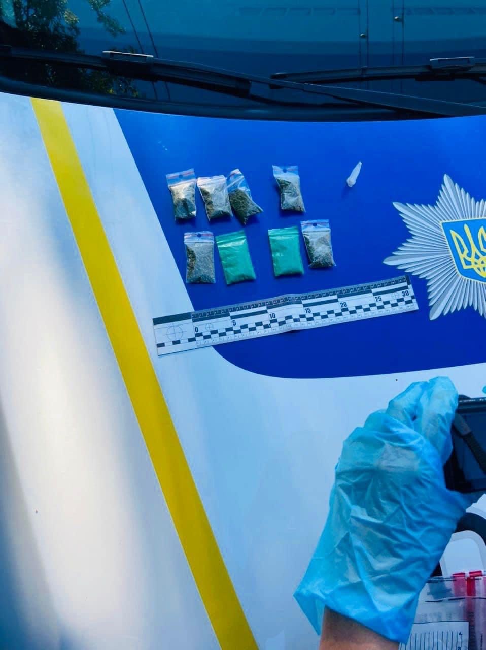 У Франківську поліція затримала тернополянина, який торгував канабісом та амфетамінами