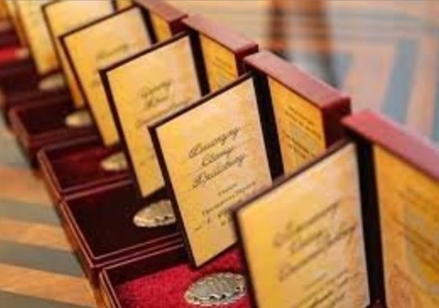Президент України Володимир Зеленський присвоїв почесні звання трьом прикарпатським медикам