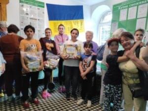 Внутрішньо переміщені особи, які проживають у комунальних закладах Надвірнянщини, отримали 730 продуктових наборів