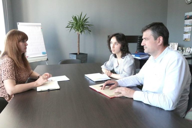 Швейцарська організація допомоги дітям забезпечує переселенців на Прикарпатті