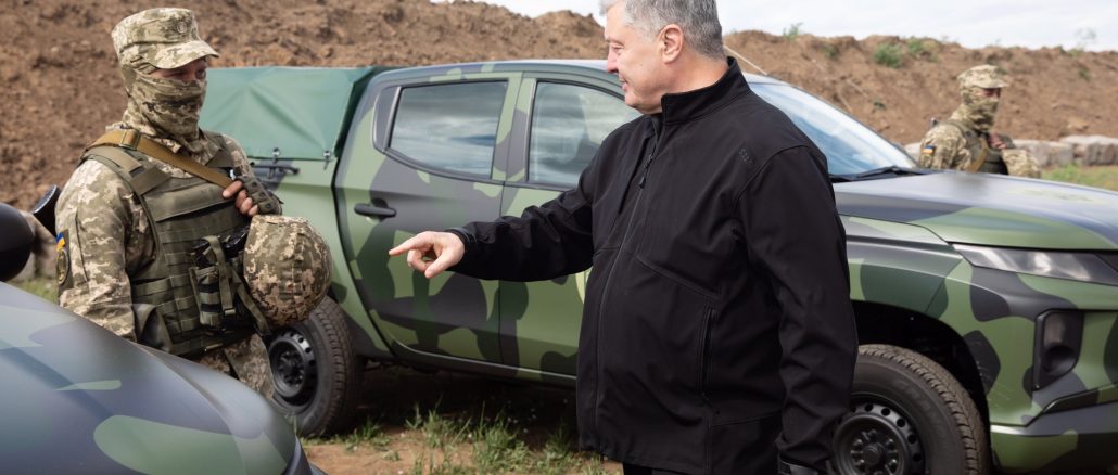 Порошенко привіз нові пікапи артилеристам ВМС на південному фронті