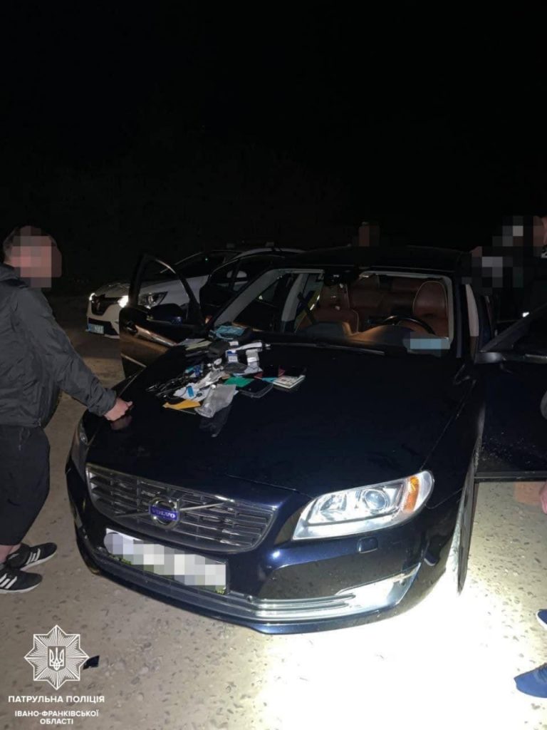 У Вовчинцях на блокпості зупинили водія під наркотиками (ФОТОФАКТ)