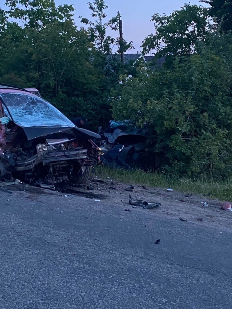 Автотроща у Рожнятові: п’ятьох людей забрали у лікарню, одну – без ознак життя (ФОТО)