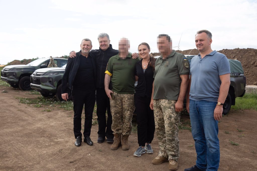 Порошенко привіз нові пікапи артилеристам ВМС на південному фронті