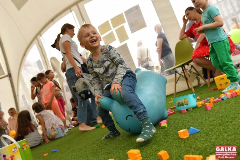 Не думати про війну, а бавитися: свято для дітей від ЮНІСЕФ триває у центрі Франківська (ФОТО)