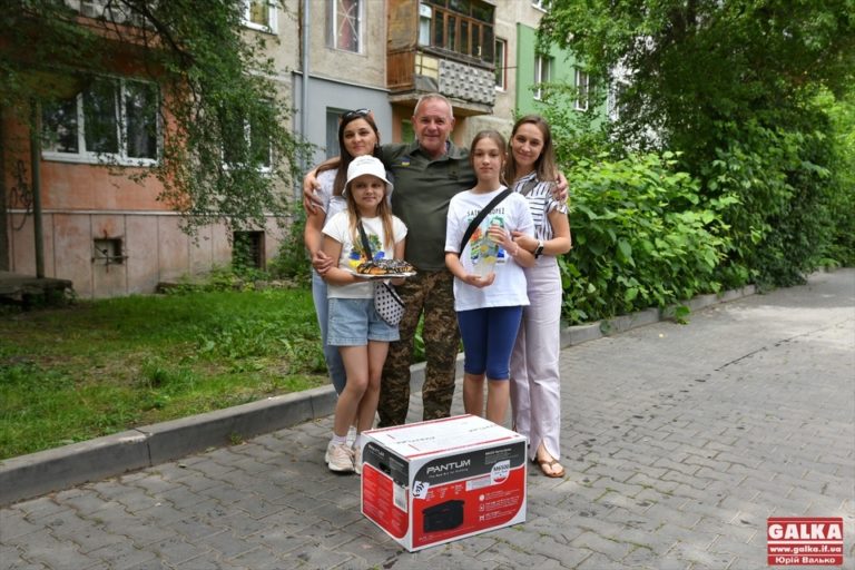 Двоє юних франківок вторгували за домашні смаколики понад п’ять тисяч гривень і купили військовим принтер (ФОТО)