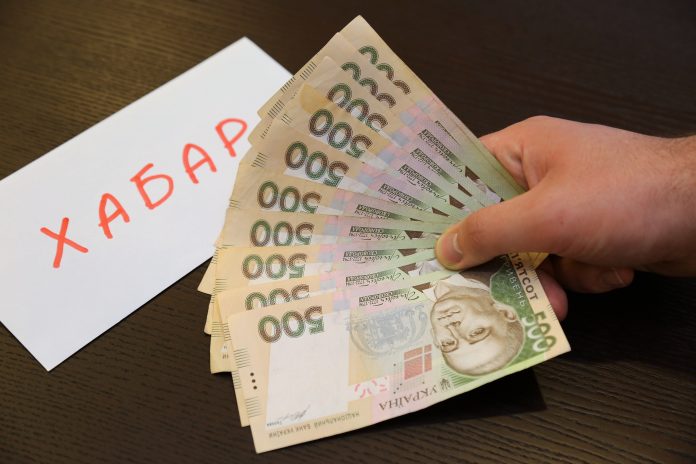 У Франківську на хабарі в 100 тисяч гривень “погорів” посадовець Укравтодору