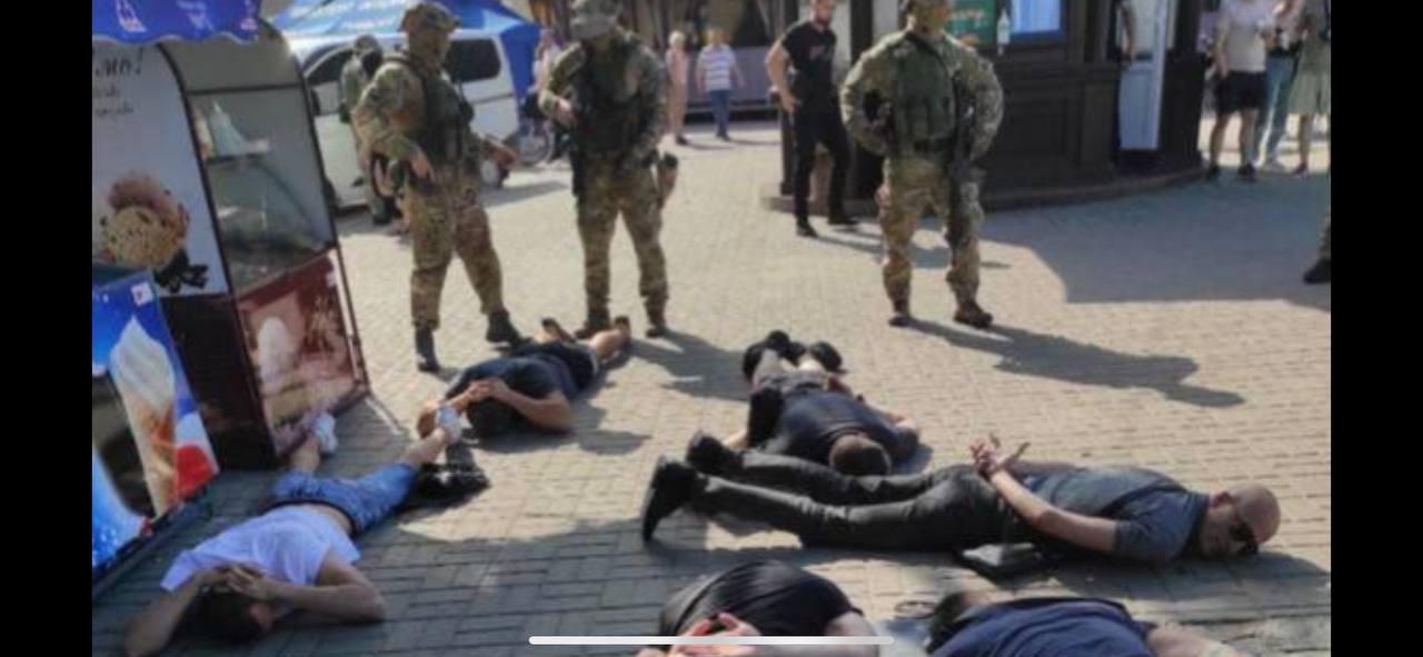 Стало відомо, за що затримали групу молодиків під франківською Ратушею 
