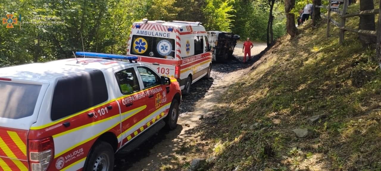 На Прикарпатті перекинувся та загорівся автомобіль «швидкої» (ФОТО)