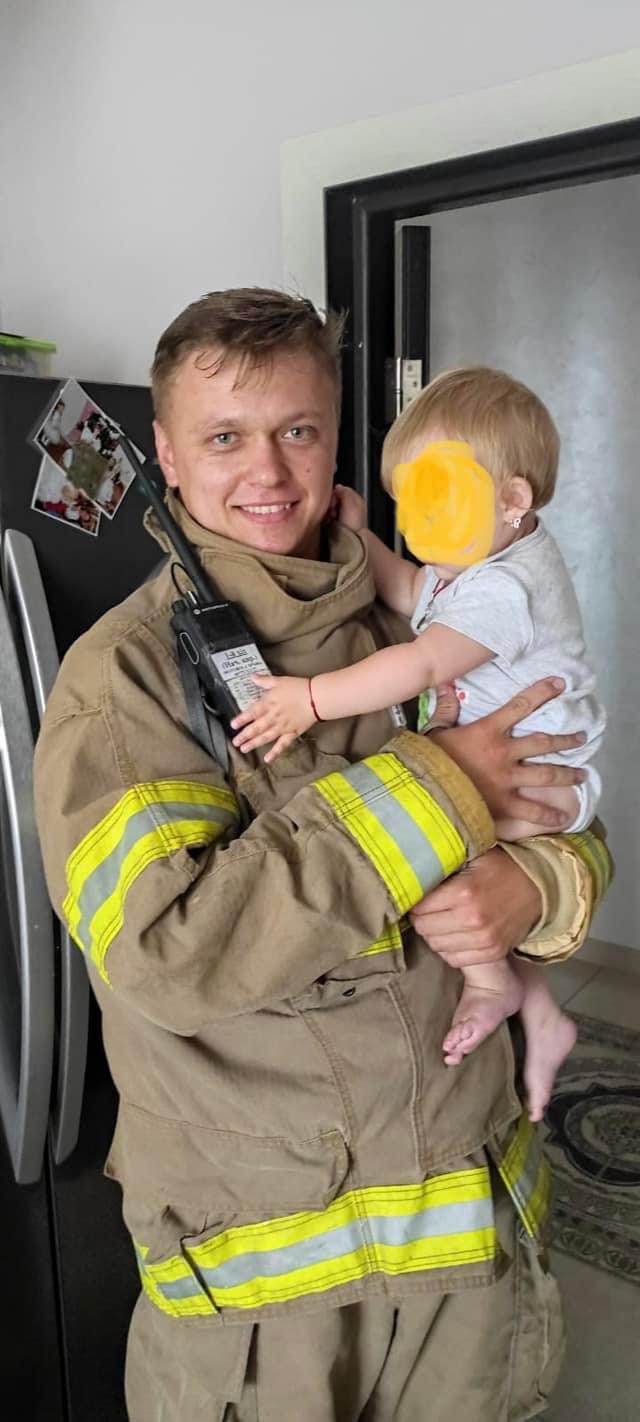 Прикарпатський рятувальник відчиняв двері квартири, де зачинилися діти (ФОТО) 