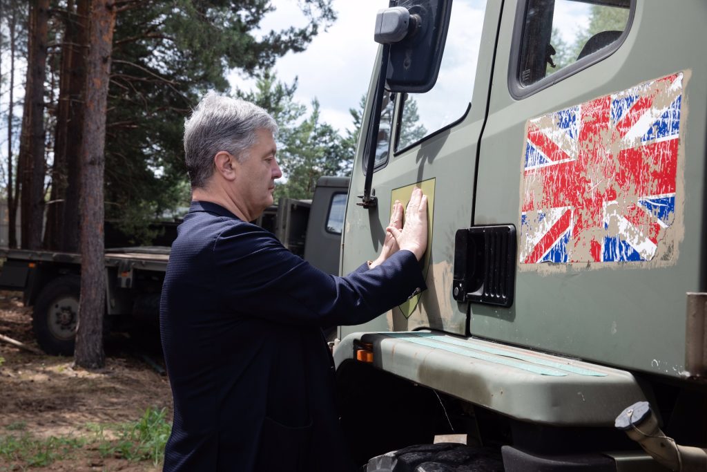 Порошенко анонсував нові масштабні проєкти постачання техніки для ЗСУ: ще 200 вантажівок, БМП, дрони і бойові роботи