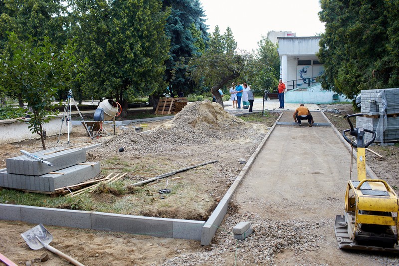 Скверик на Довгій зробили “рівненьким” за 1,2 млн грн