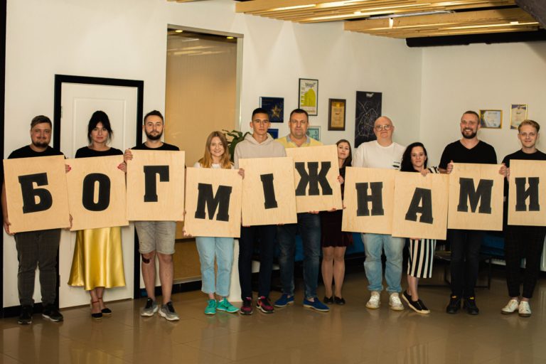 «Бог між нами! Переможемо разом»: у Франківську відкриється мистецький арт-проєкт (ФОТО)