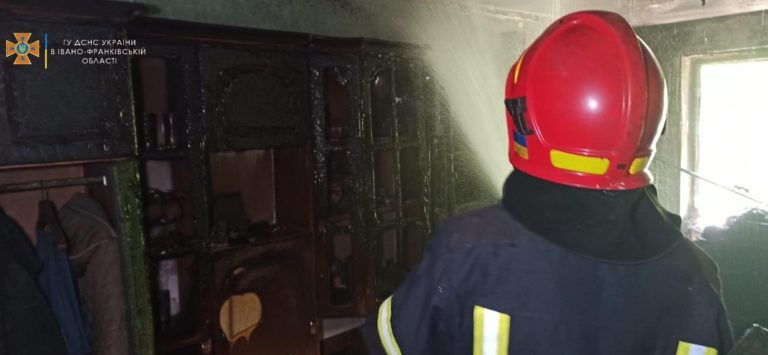 У Франківську горіла квартира на Симоненка (ФОТО)