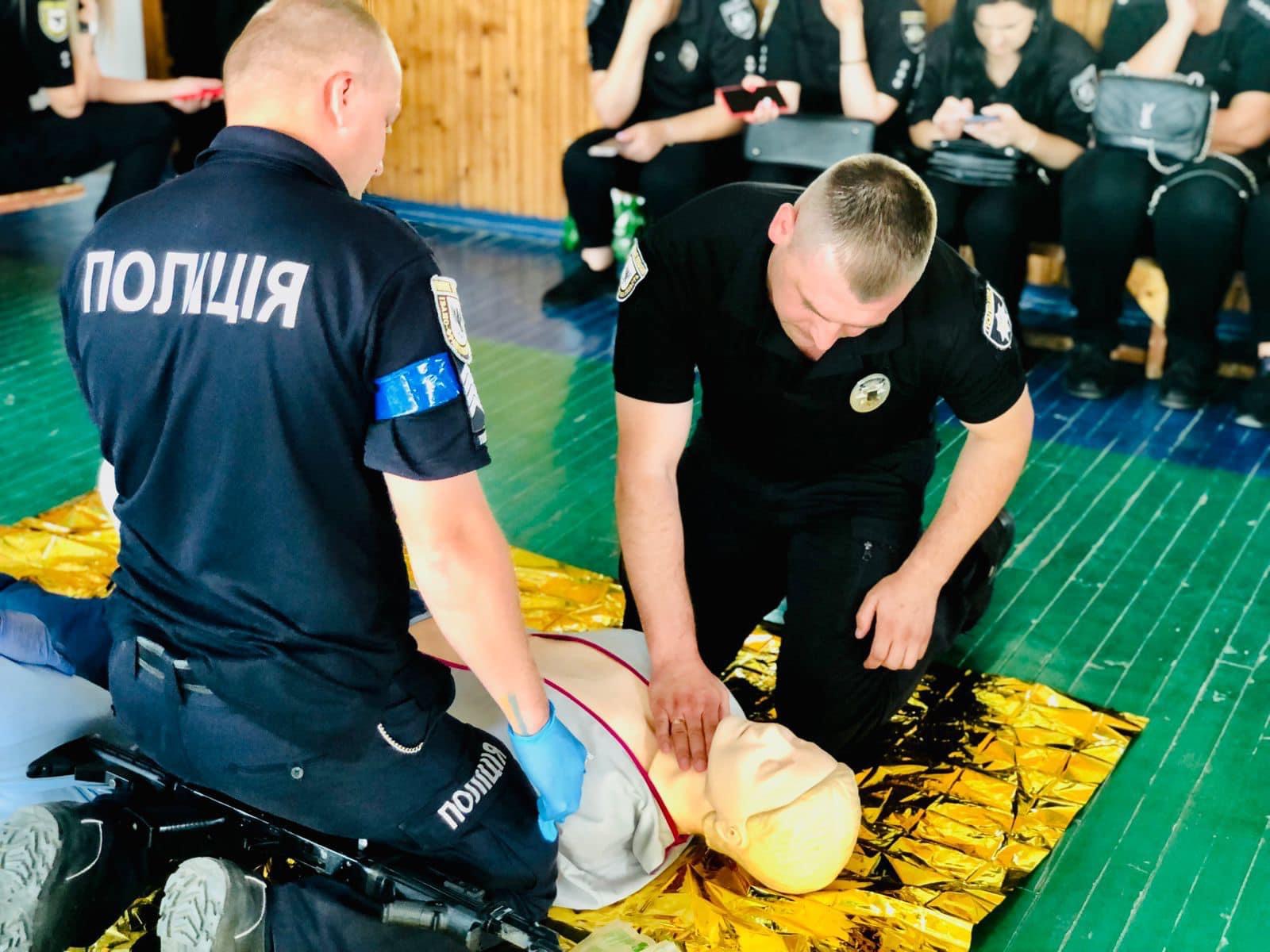 Знання, що рятують життя: прикарпатські поліцейські відпрацювали навички з тактичної медицини 