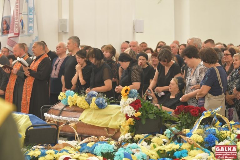 Сотні людей провели в останню путь трьох франківських Героїв, які загинули на фронті (ФОТО)