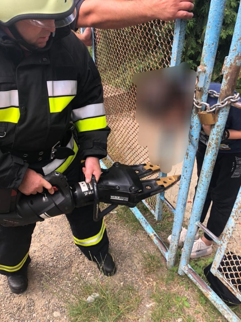 У Коломиї 12-річна дівчинка головою застрягла у металевій огорожі (ФОТОФАКТ)