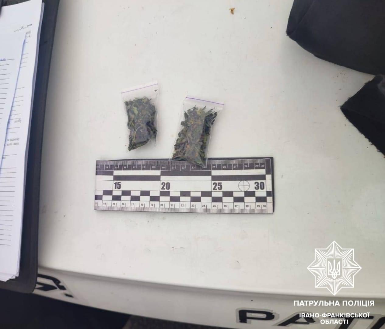 У Франківську патрульні зупинили «підозрілого» чоловіка, він мав з собою два пакети «трави»